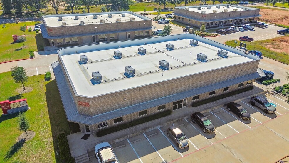 More Photos Of 2525 N Frazier St, Conroe Office For Sale