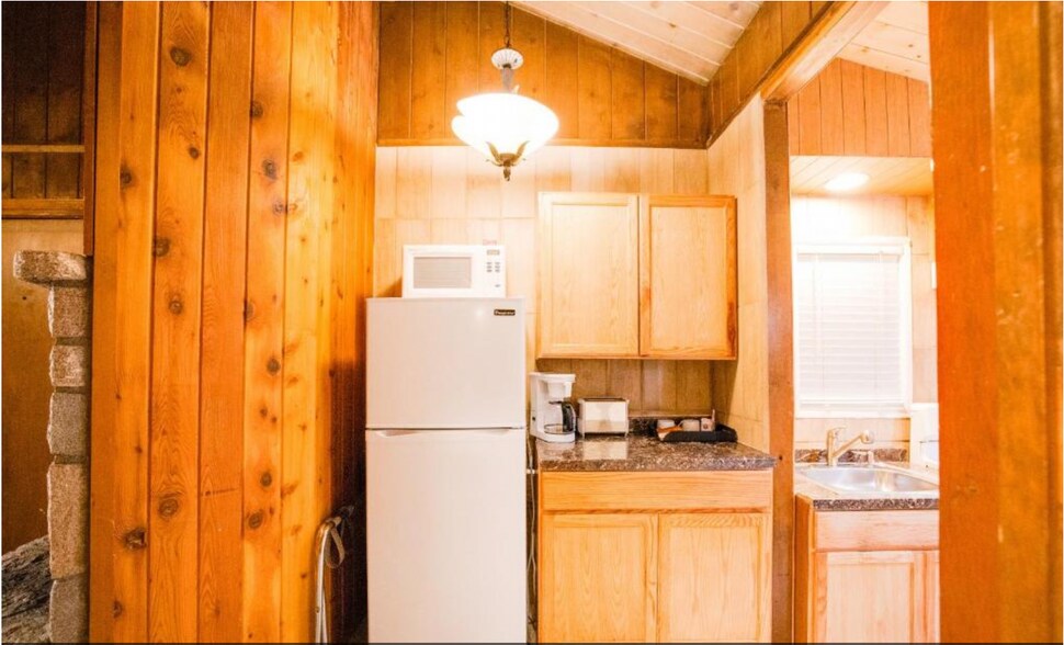 More Photos Of 27992 Rainbow Dr, Lake Arrowhead Hospitality For Sale