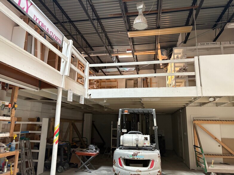 More Photos Of 3248 Colvin St, Alexandria Warehouse For Lease