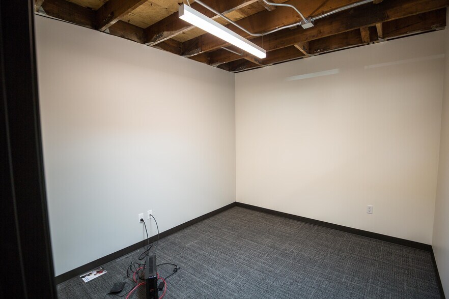 More Photos Of 2415-2419 SE 11th Ave, Portland Storefront Retail Office For Sale