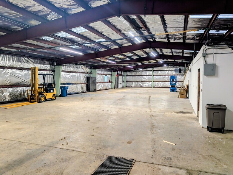 More Photos Of 1319 E Highway H, Liberty Warehouse For Lease