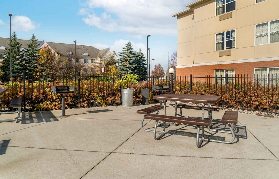 More Photos Of 2100 Featherstone Rd, Auburn Hills Hotel For Sale