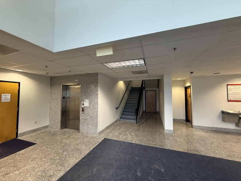 More Photos Of 45 Turner Dr, Middletown Warehouse For Lease