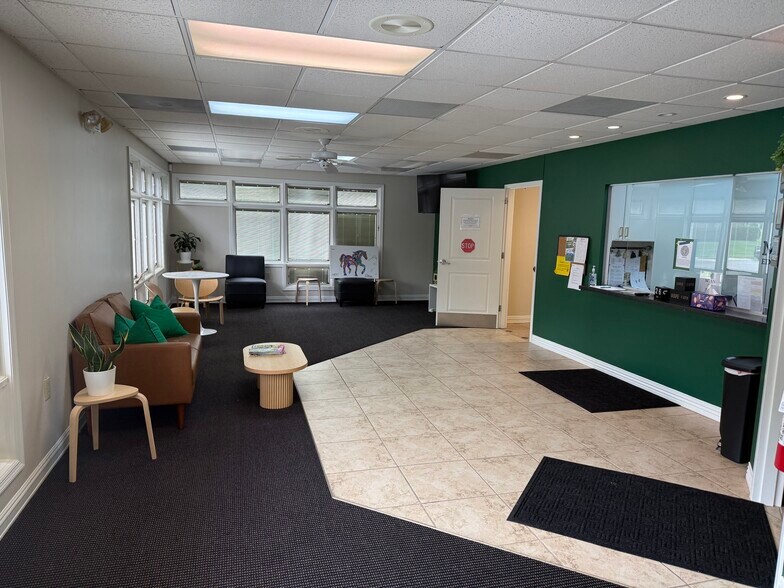 More Photos Of 400 N Main St, Centerville Office For Sale