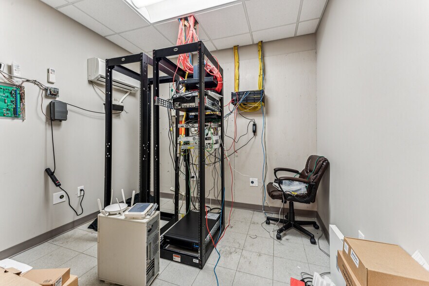 More Photos Of 2105 Northwest Blvd, Newton Office For Lease