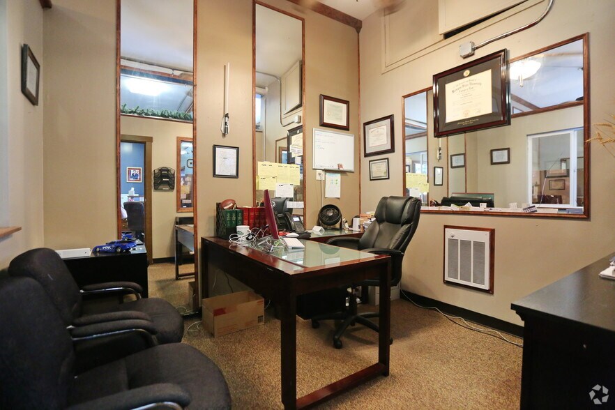 More Photos Of 1828 Franklin St, Bellingham Showroom For Sale