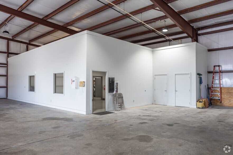 More Photos Of 628 Industrial Park Rd, Roberta Warehouse For Lease