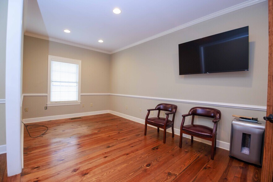 More Photos Of 106 N Alexander Ave, Washington Office For Sale