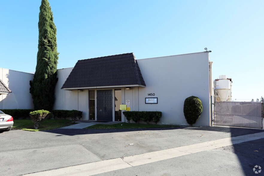 More Photos Of 1450 W Collins Ave, Orange Warehouse For Lease