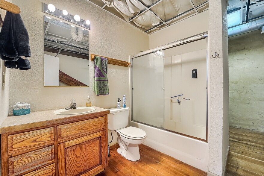 More Photos Of 611 2nd Ave, Longmont Showroom For Sale