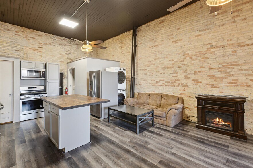 More Photos Of 1017 Washington Ave, Bay City Storefront Retail Residential For Sale