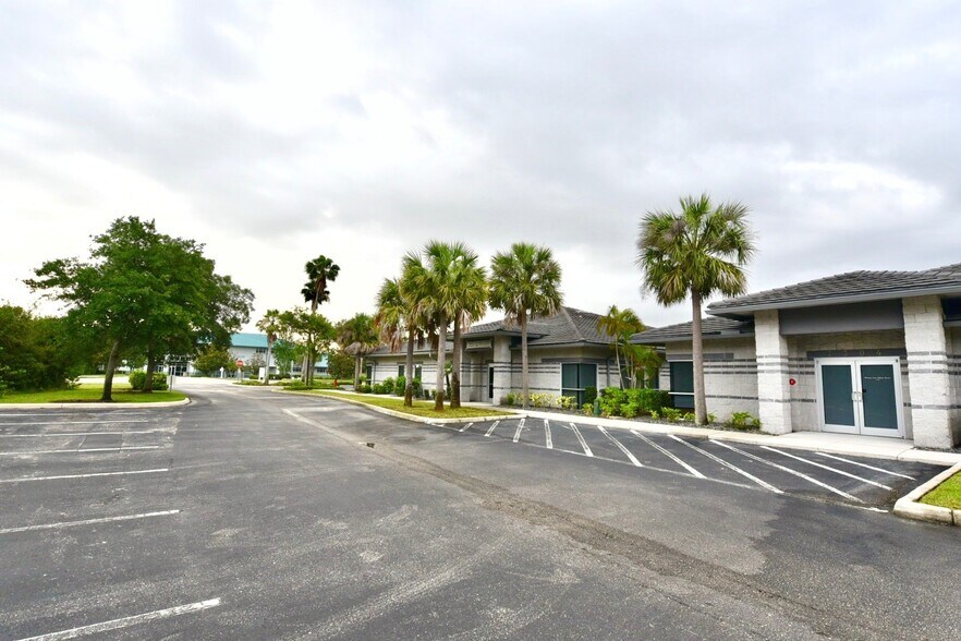 More Photos Of 7300-7313 E Professional Pky, Lakewood Ranch Medical For Sale