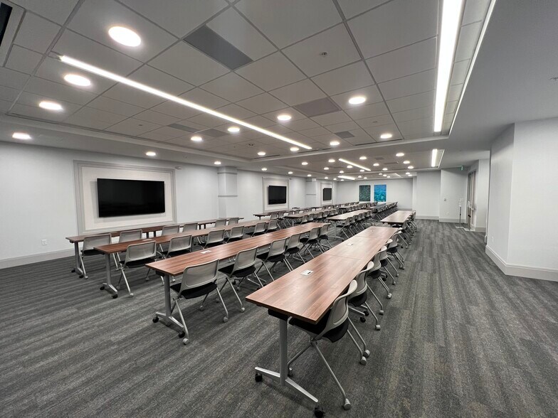 More Photos Of 999 Vanderbilt Beach Rd, Naples Office For Lease