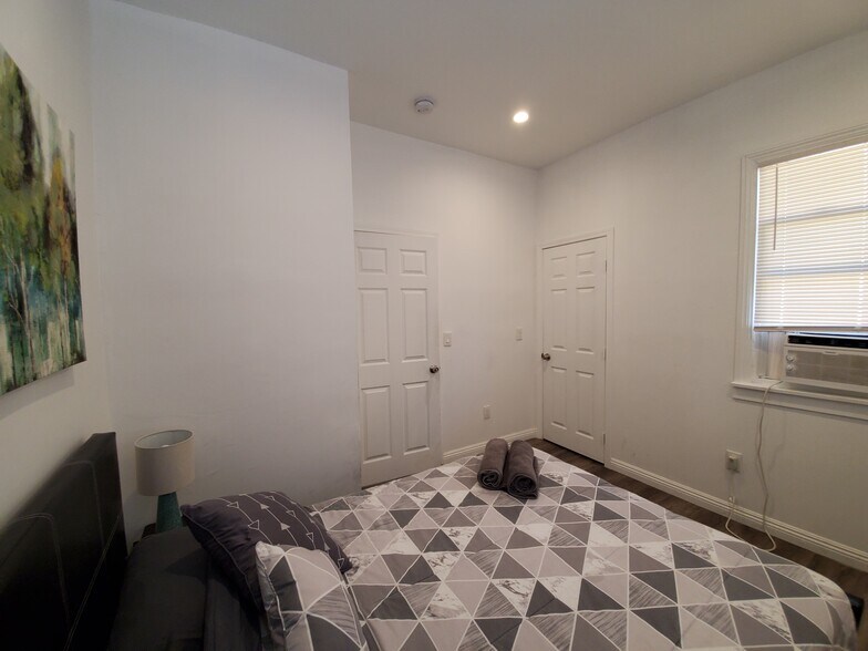 More Photos Of 1978 Bonsallo Ave, Los Angeles Apartments For Sale