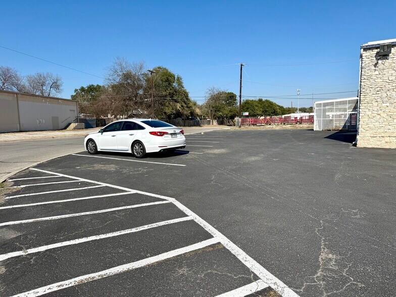 More Photos Of 5607 Kenwick St, San Antonio Showroom For Sale
