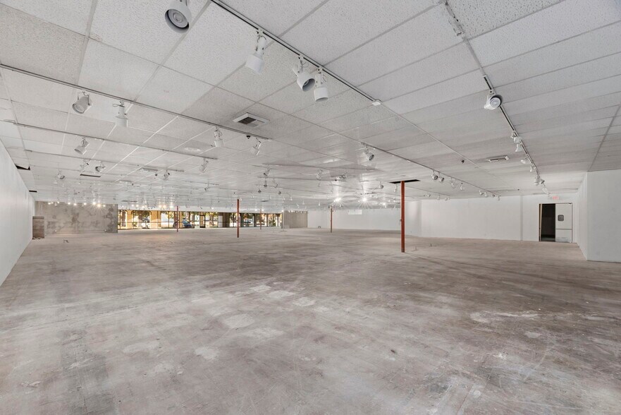 More Photos Of 21725 Erwin St, Woodland Hills Storefront Retail Office For Lease