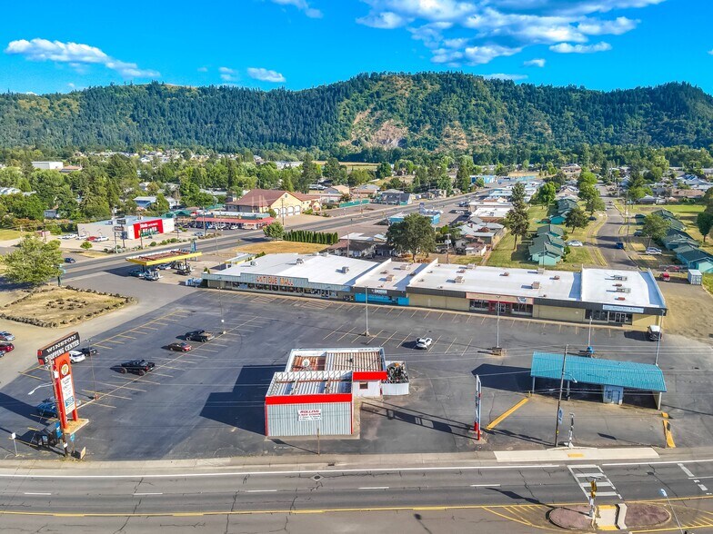 More Photos Of 120 SW Douglas Blvd, Winston Supermarket For Lease
