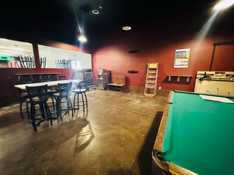More Photos Of 1212 Chestnut St, Arapahoe General Retail For Sale