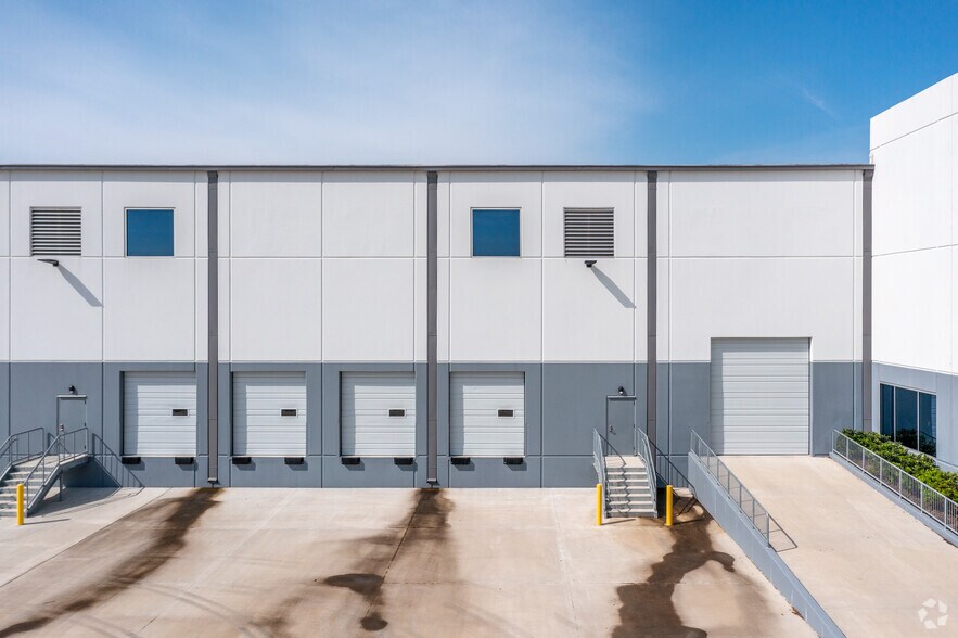 More Photos Of 411 Cravens Rd, Missouri City Warehouse For Lease