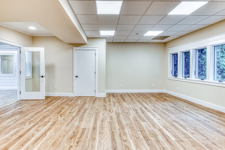 More Photos Of 126-130 N Main St, East Hampton Office For Lease