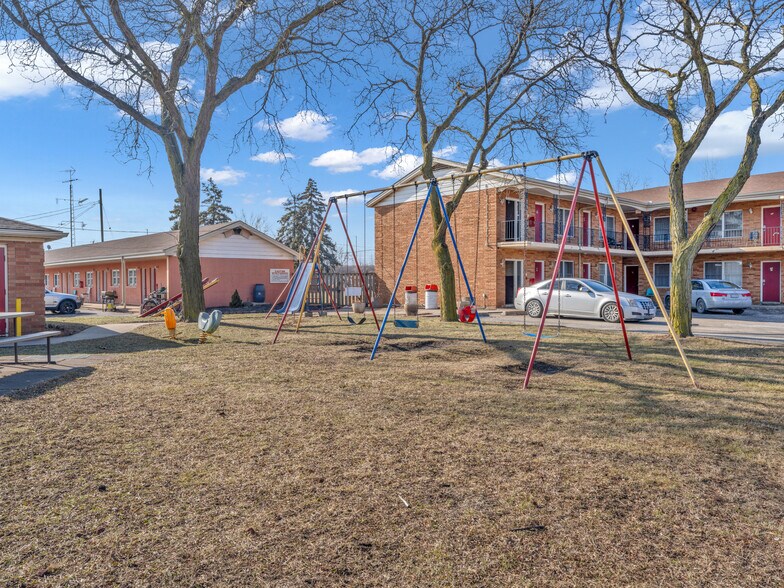 More Photos Of 2889 Howard Av, Windsor Hotel For Sale