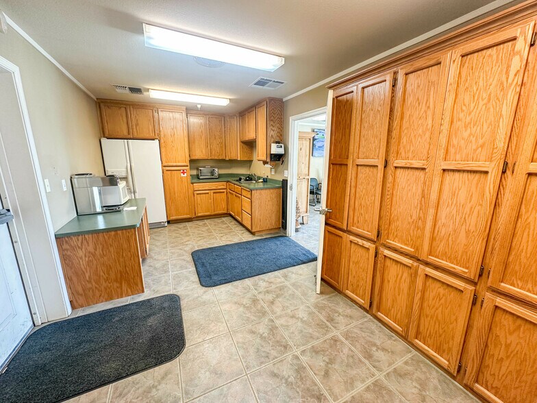 More Photos Of 1577 Beltline Rd, Redding Warehouse For Lease