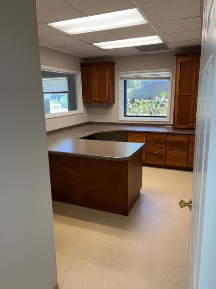 More Photos Of 651 W Broad St, Athens Office For Lease