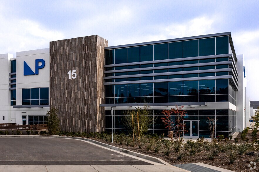 More Photos Of 15 Longitude Way, Corona Distribution For Lease