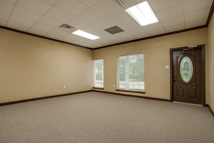 More Photos Of 3260 Southern Dr, Garland Medical For Lease