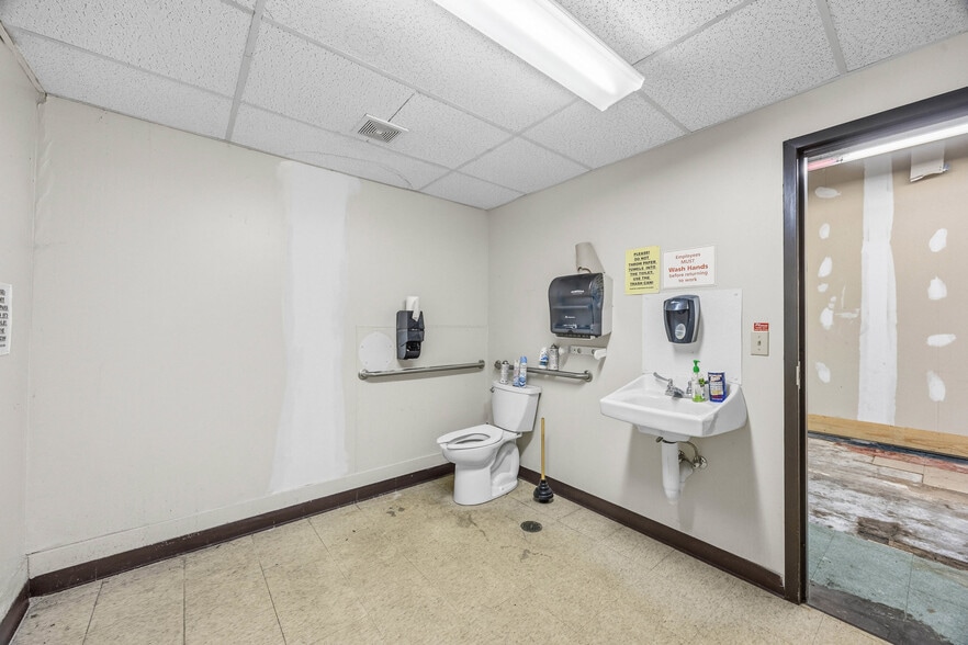 More Photos Of 3 Geddes Street Ext, Holley Supermarket For Sale