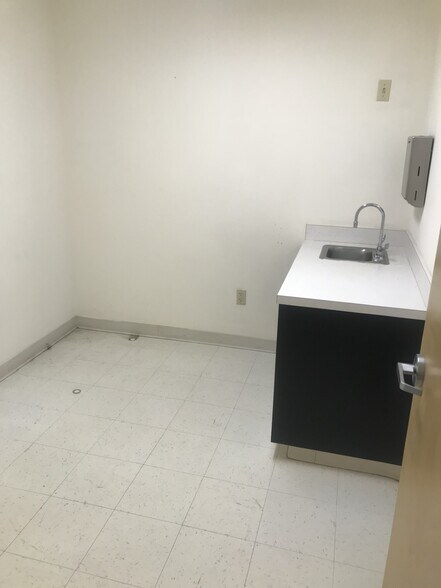 More Photos Of 7 Pinewoods Rd, Hyde Park Medical For Lease