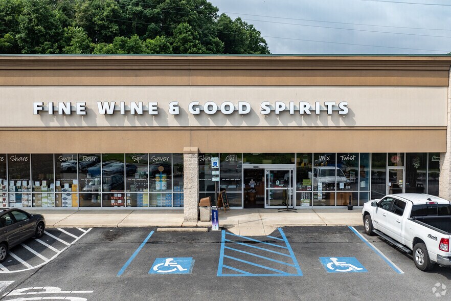 More Photos Of 6750 Hollywood Blvd, Delmont Freestanding For Lease