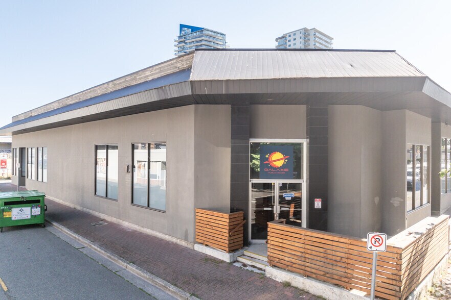 More Photos Of 1513-1527 Johnston Rd, White Rock Storefront For Lease