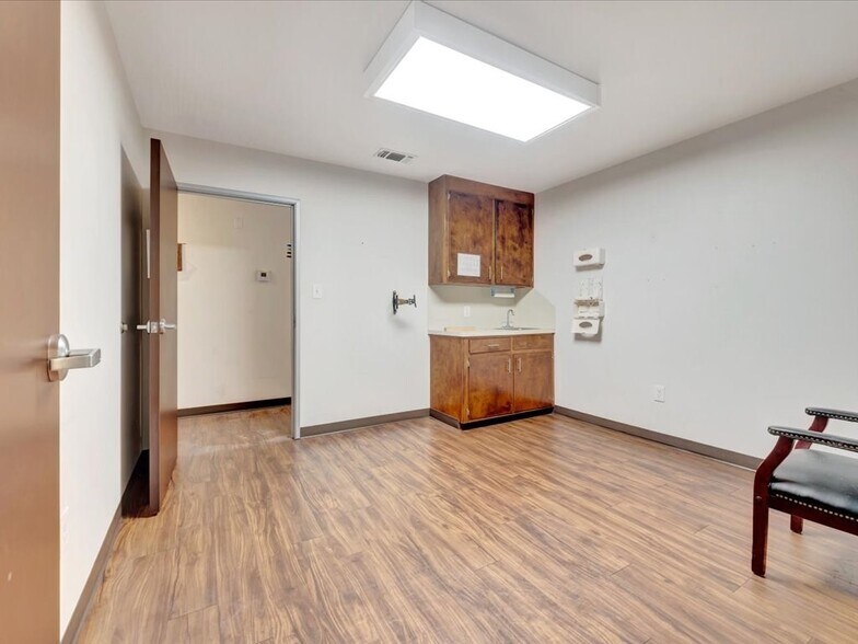 More Photos Of 1702 E Denman Ave, Lufkin Medical For Lease