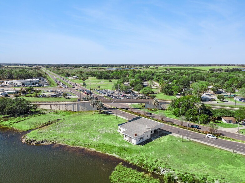 More Photos Of 1300 S Lake Shore Way, Lake Alfred Freestanding For Sale