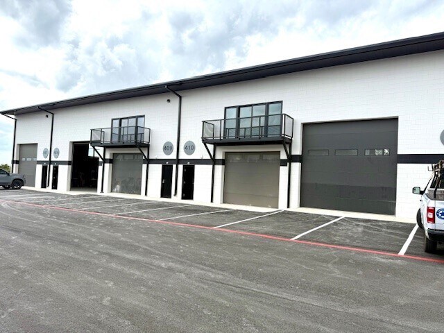 More Photos Of 15431 Fitzhugh Rd, Dripping Springs Showroom For Sale