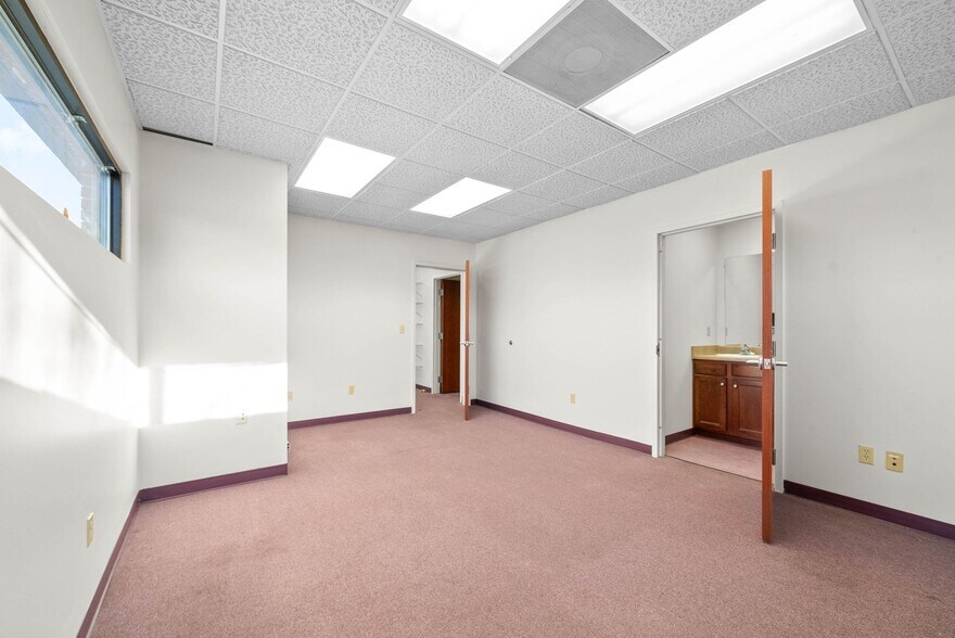 More Photos Of 215 8th St, Clarksville Medical For Lease