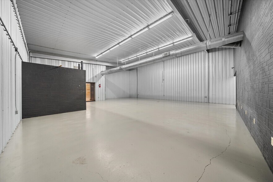 More Photos Of 1502 W 7th St, Laurel Showroom For Sale