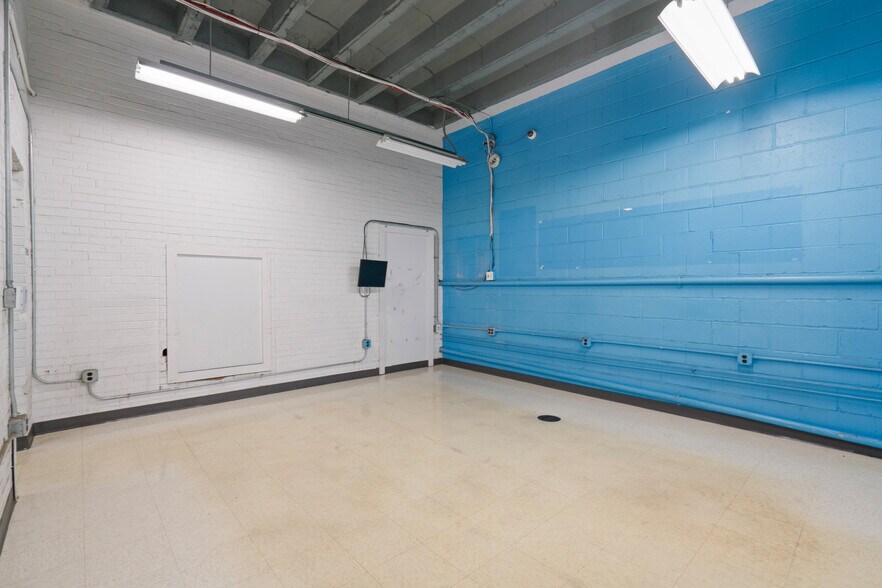 More Photos Of 1825 Boulevard of the Allies, Pittsburgh Showroom For Lease