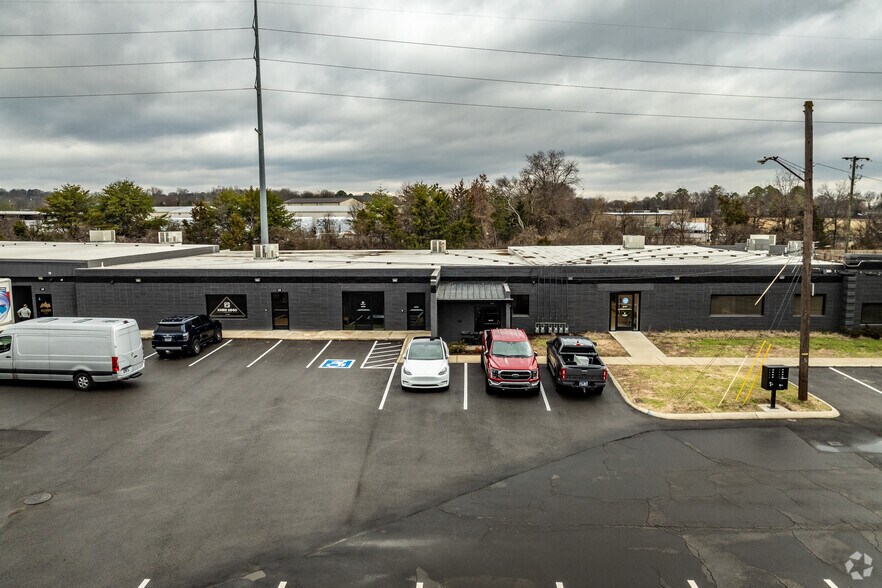 More Photos Of 110-114 Taylor Industrial Blvd, Hendersonville Manufacturing For Lease