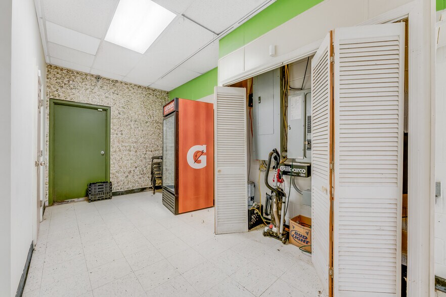 More Photos Of 154 Bridge St, Junior Restaurant For Sale