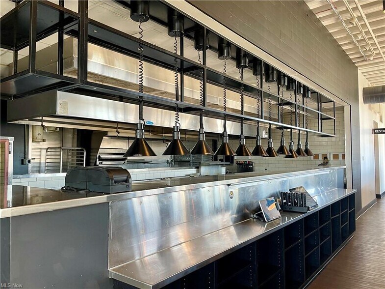 More Photos Of 3941 Erie St, Willoughby Restaurant For Lease