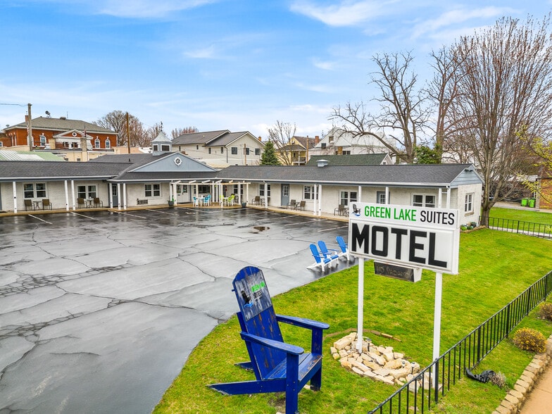 More Photos Of 488 South St, Green Lake Hotel For Sale