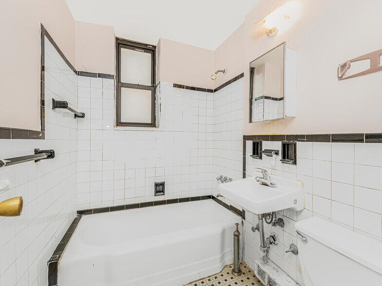 More Photos Of 665 Thwaites Pl, Bronx Apartments For Lease