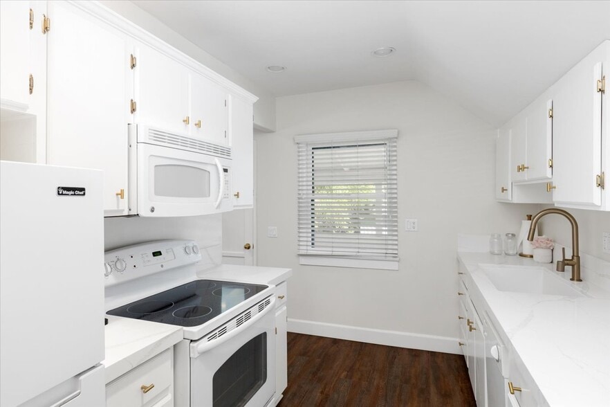 More Photos Of 136-140 W 3rd Ave, Escondido Office For Sale