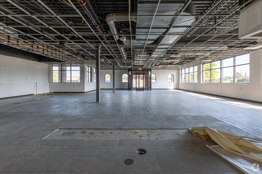 More Photos Of 13810-13854 Lakeside Cir, Sterling Heights Storefront Retail Office For Lease