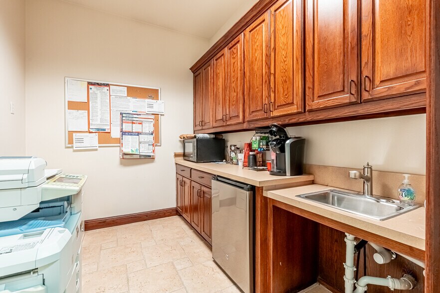 More Photos Of 6620 Bryant Irvin Rd, Fort Worth Medical For Lease