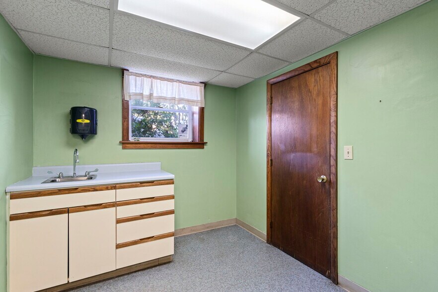 More Photos Of 428 NH-108, Somersworth Veterinarian Kennel For Sale