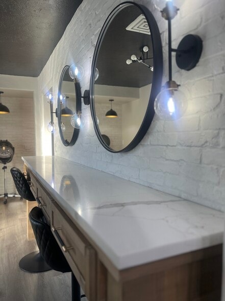 More Photos Of 911 E MacArthur St, Shawnee Showroom For Lease