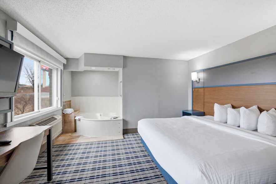More Photos Of 4675 White Bear Pky, White Bear Lake Hotel For Sale